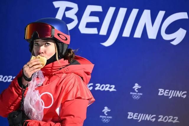 本应是为父雪恨、称心恩怨的故事，怎样会注进了温吞的文艺血液？　　　　编导在改编对这个经典童话的时辰，既想沾点魔幻类型的边儿，又想凸起暗中意味来抹失落故事的童话色采，力争到达与《哈利波特》片子系列不相上下的境界，但整体来看，影片拼集多类型片子元素的陈迹太重。